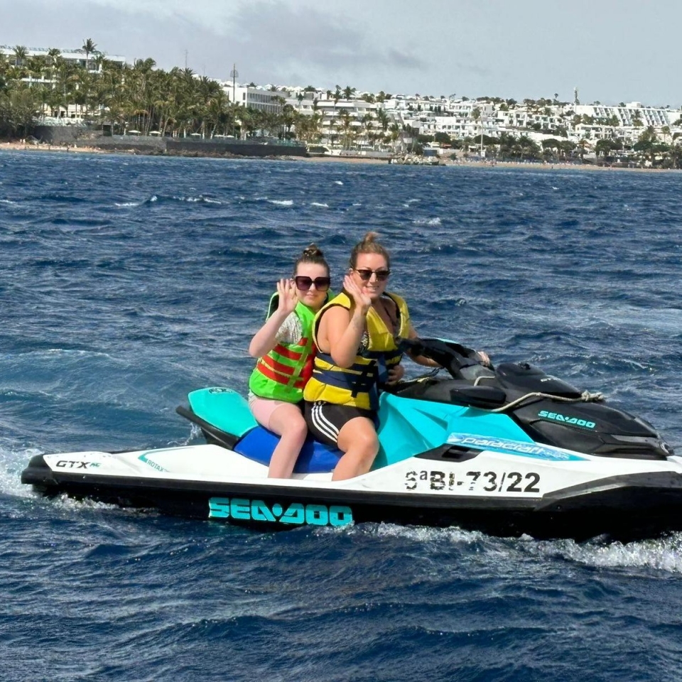 Sube a una jet ski biplaza