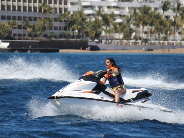 Paseo en jet ski por Playa Blanca