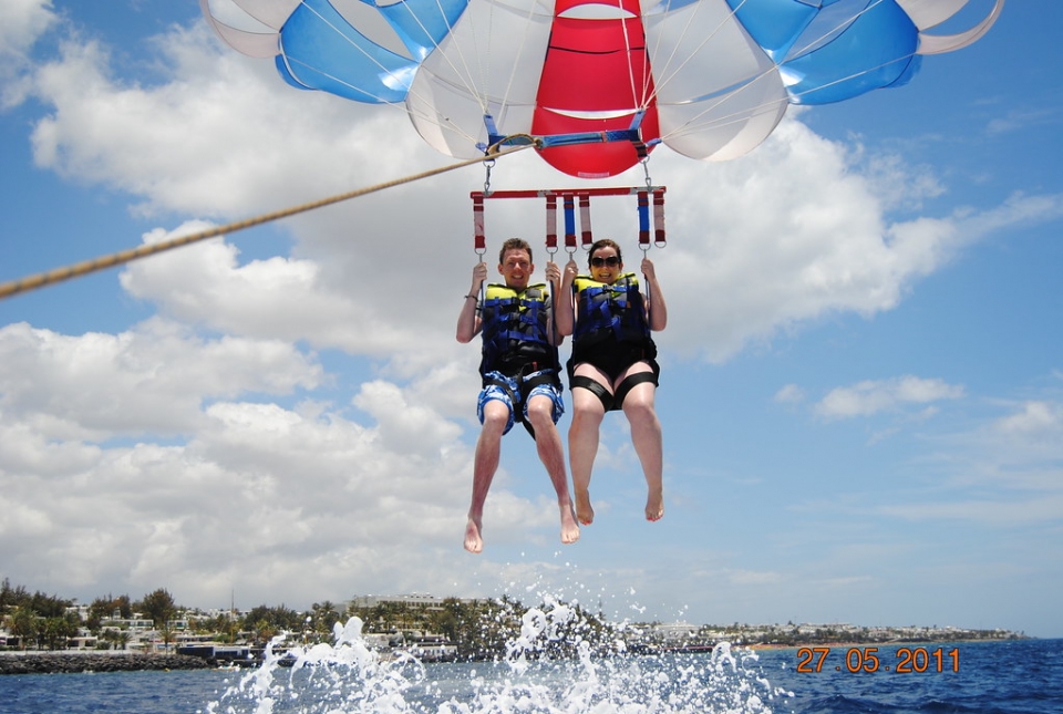 Volando por Playa Blanca en parasailing