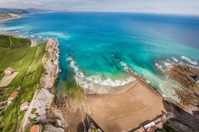 Volando en helicóptero sobre la Costa Vasca