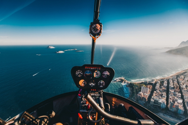 Helicóptero panorámico sobre la costa
