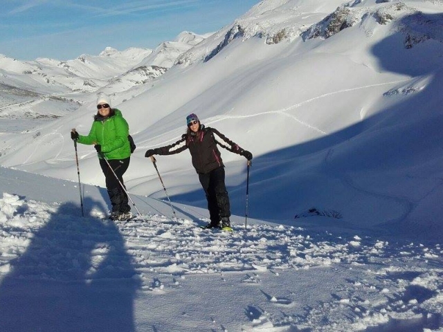 Disfrutando de un paseo en raquetas de nieve Disfrutando de un paseo en raquetas de nieve