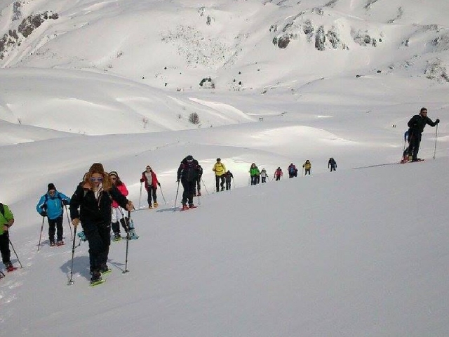 Paseo en raquetas de nieve con amigos en León 