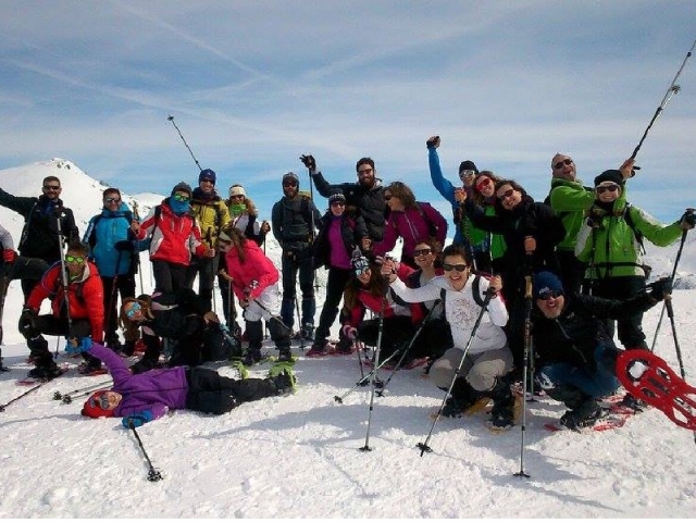 Paseo en raquetas de nieve entre amigos