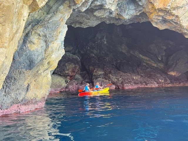 Navega a bordo de un kayak