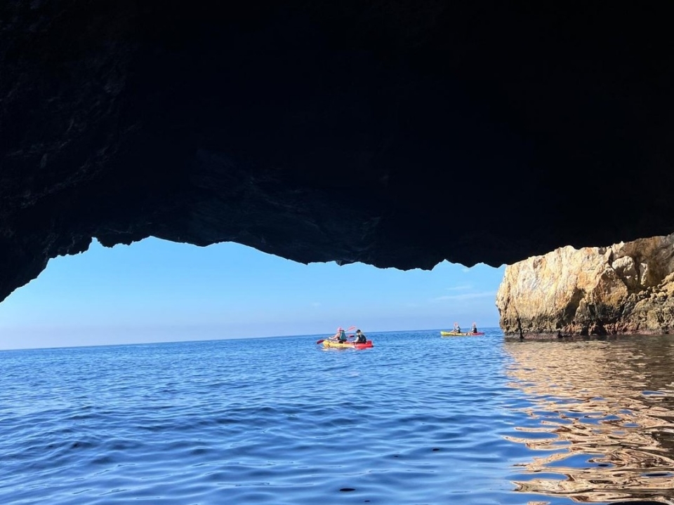 Explora la costa del Sol a bordo de un kayak biplaza