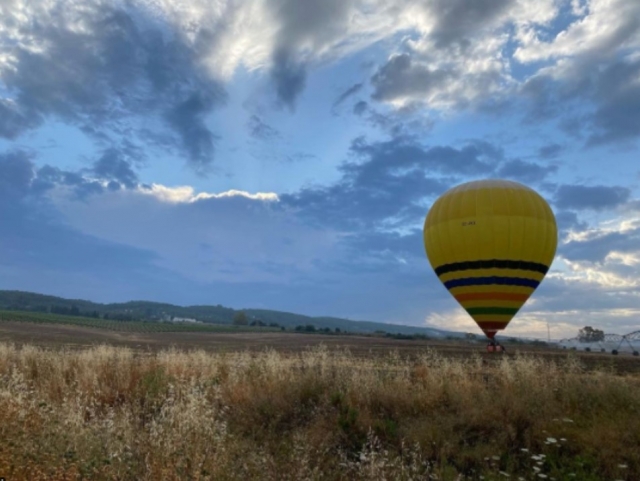 El globo aerostático a punto de despegar
