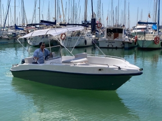 Renta de barco sin licencia en Puerto Sherry 8h