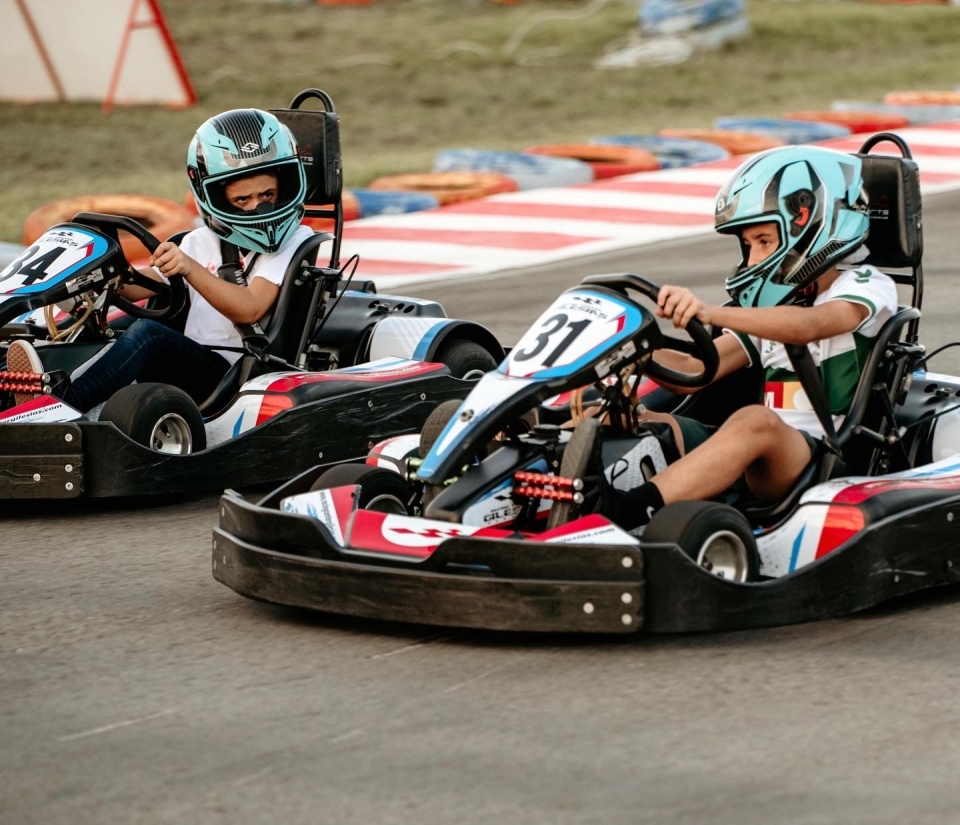 Pilotando go go go go go go go go go go go go-go-go-go-karts