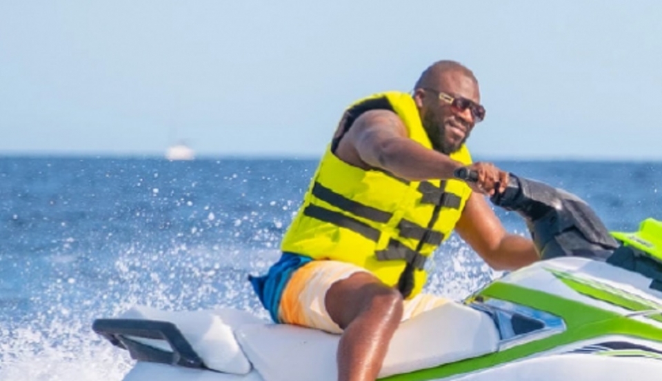disfrutando del buen tiempo en un paso acuático desde una jetski