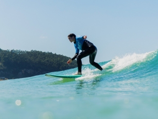 Renta de tabla de surf en playa de Razo, 3h
