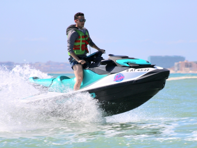 Móntale en la jet ski
