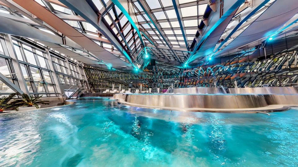 Una de las impresionantes piscinas interiores