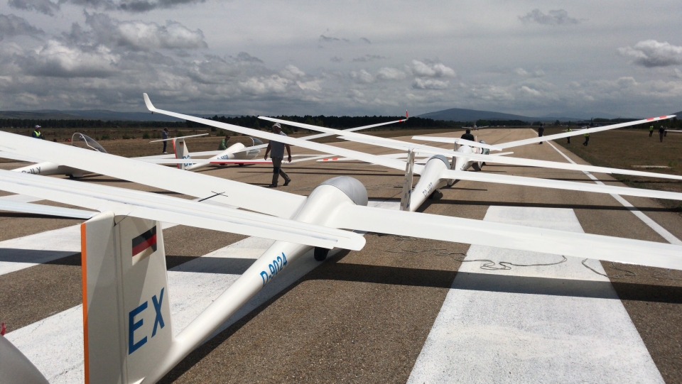 Un ejército de planeadores en la pista de aterrizaje