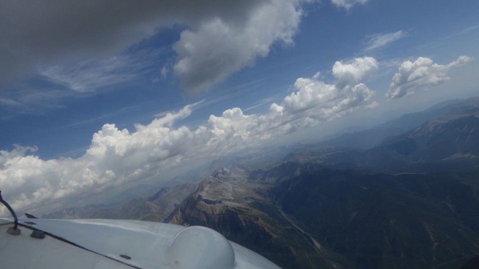 Vista del exterior desde el ala de la aeronave Vista del exterior desde el ala de la aeronave