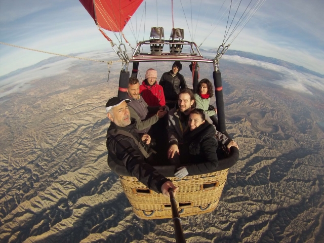 Un grupo de personas tomándose un selfie a bordo del globo
