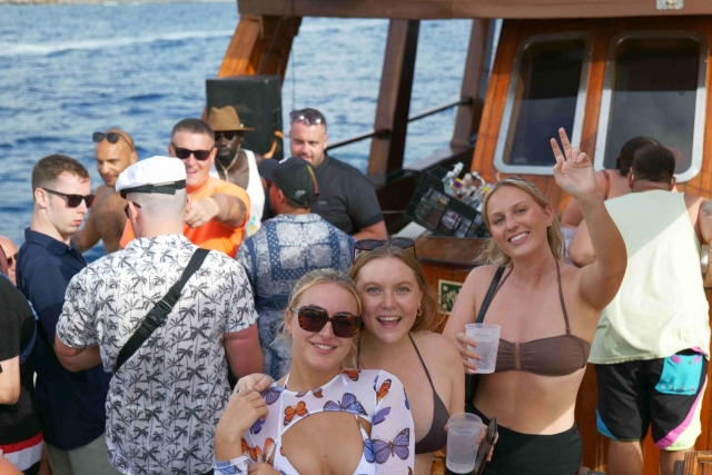 Venga a nuestro party boat