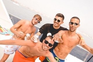 Party boat con botella VIP en Benalmádena 3h
