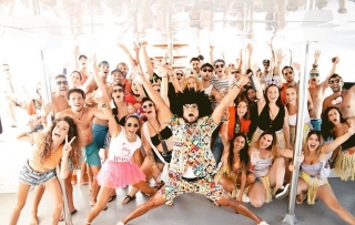 Party boat con botella estándar en Málaga 3h