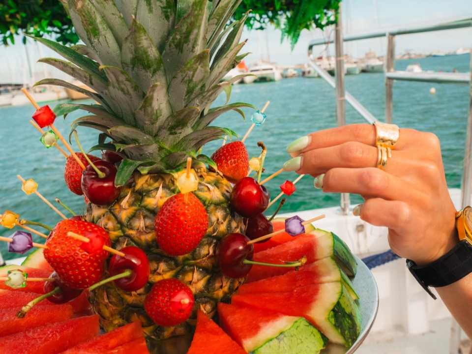 Frutas durante el paseo en barco Frutas durante el paseo en barco