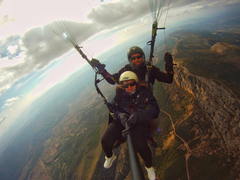 Disfrutando de un vuelo en parapente biplaza Disfrutando de un vuelo en parapente biplaza