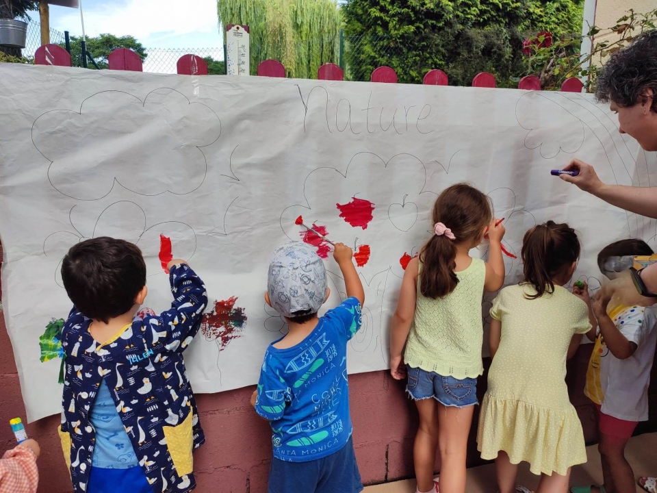 Niños pintando durante el campamento Niños pintando durante el campamento