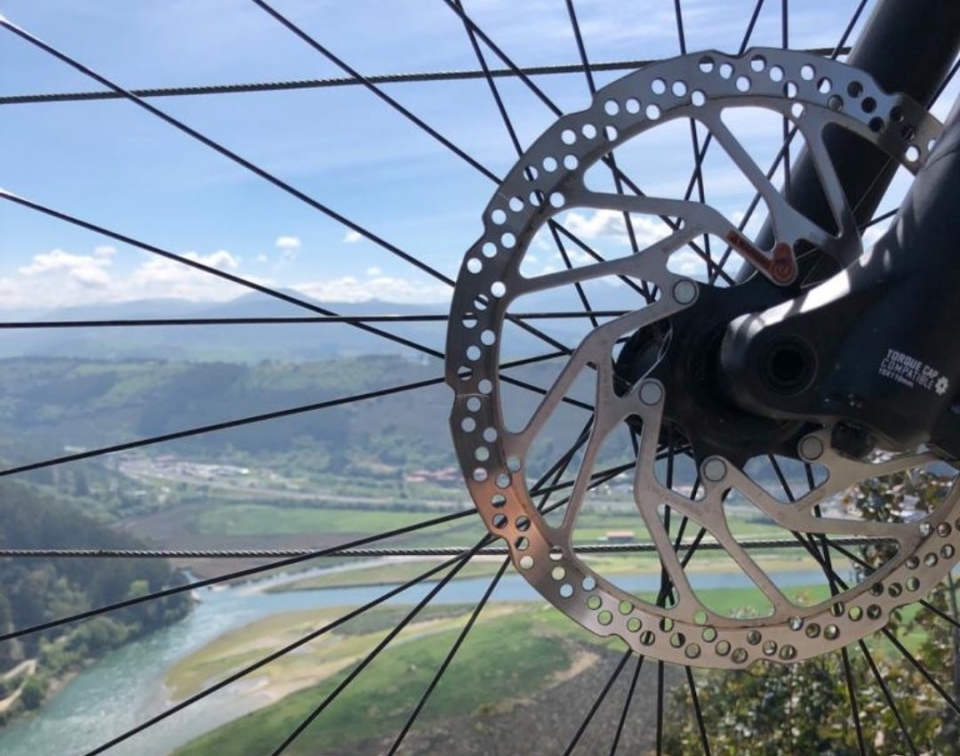 A través de la rueda