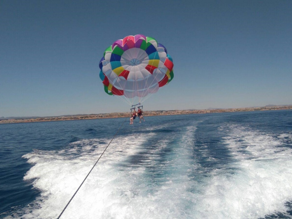 Vuela alto en el parasailing Vuela alto en el parasailing