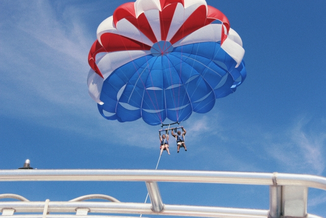En lo más alto del cielo con el parasailing