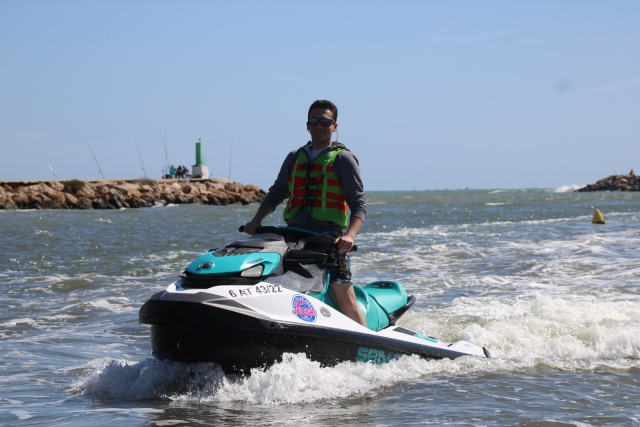 Rompiendo las olas con la jet ski