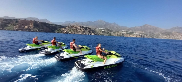 Amigos disfrutando sobre la jet ski