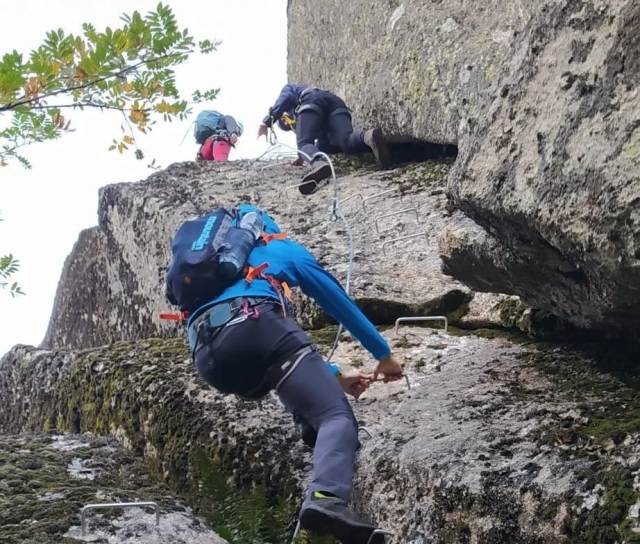 Ascenso por las grapas de la via ferrata