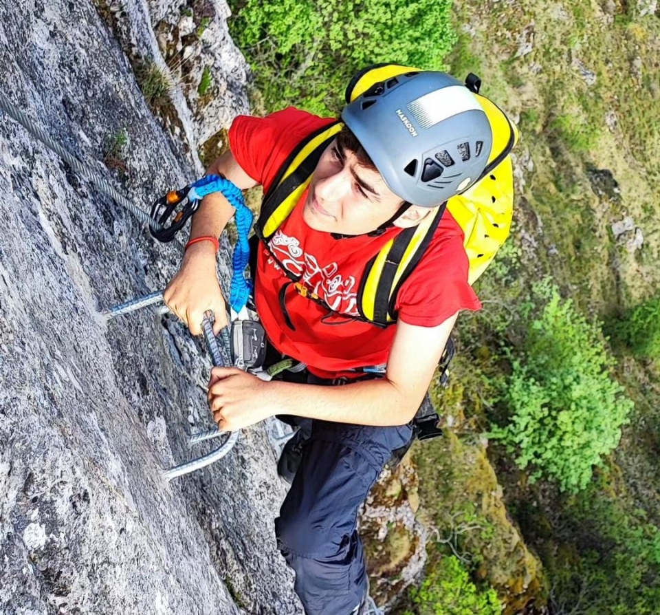 Subiendo por las grapas de la via ferrata de Caces Subiendo por las grapas de la via ferrata de Caces