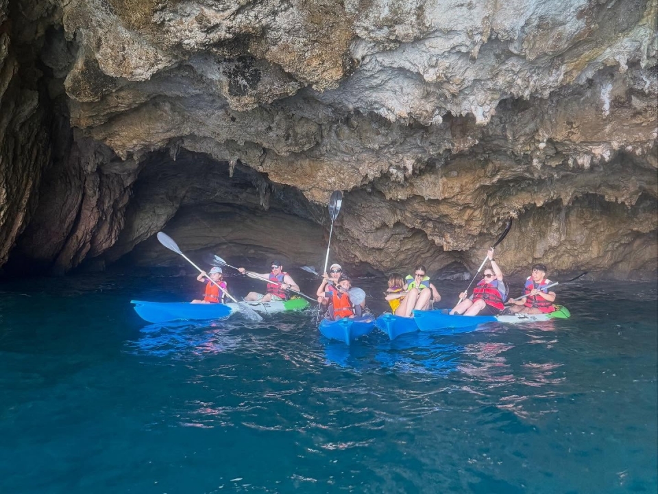 Travesía a bordo de un kayak en el Mediterráneo Travesía a bordo de un kayak en el Mediterráneo