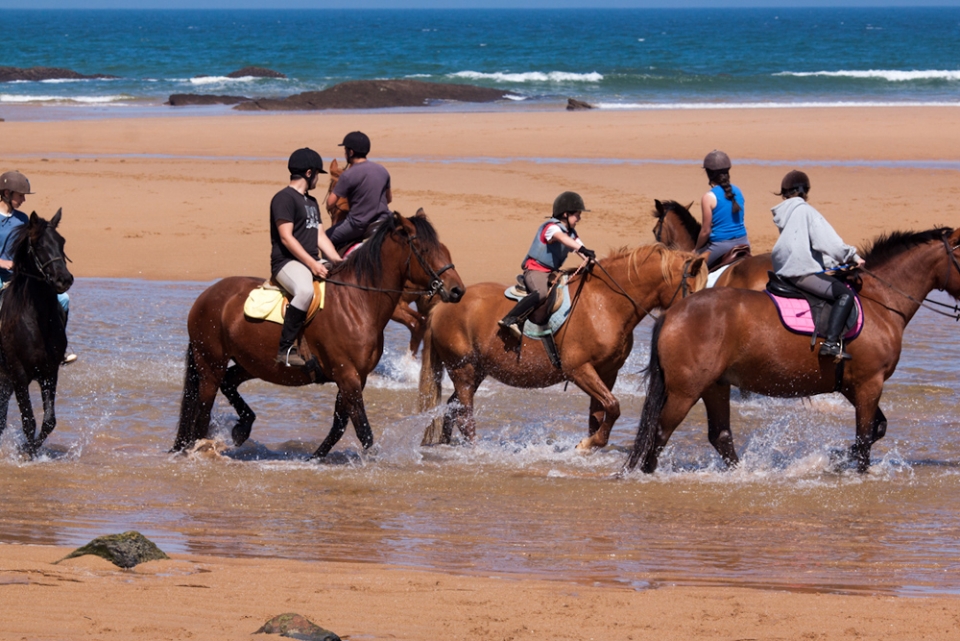 En la playa de Valdearenas subiendo a caballo