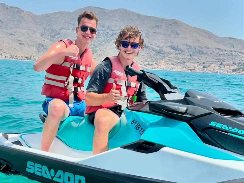 Pilota una jet ski con amigos Pilota una jet ski con amigos