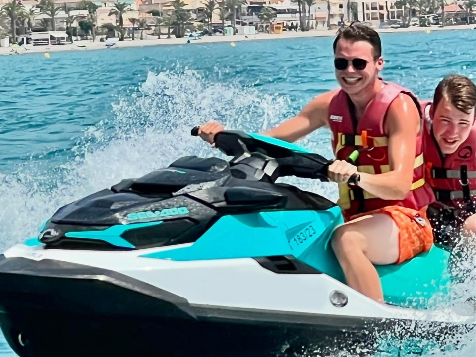 Navega a bordo de una jet ski Navega a bordo de una jet ski