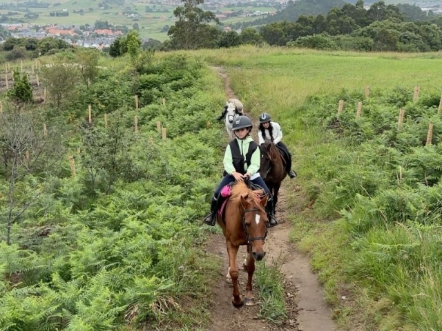 Cabalgando por la sierra cántabra Cabalgando por la sierra cántabra