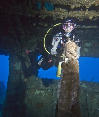  Isa cerca de la estatua de Jesús