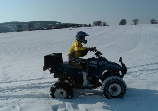 cuatrimoto en la nieve