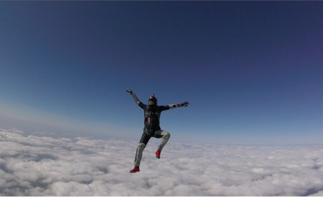  en el cielo antes de abrir el paracaídas 
