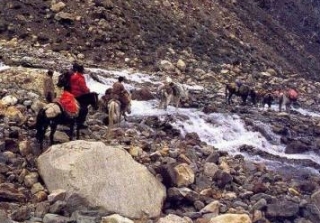  Paolo duranle un vado duranle el viaje al Himalaya 