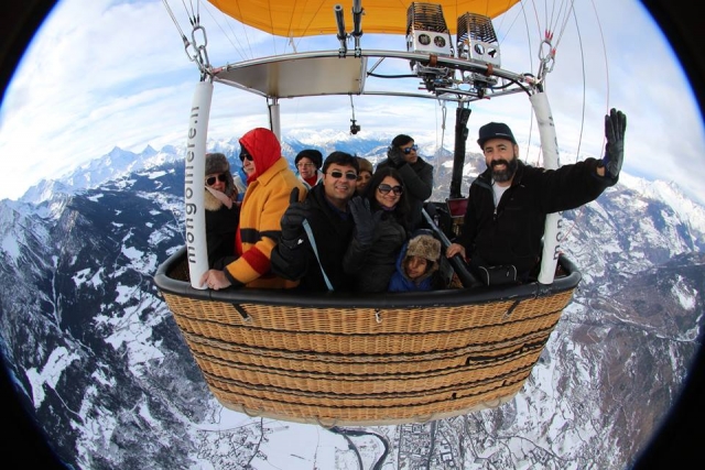  Volando sobre los nevados montañas 
