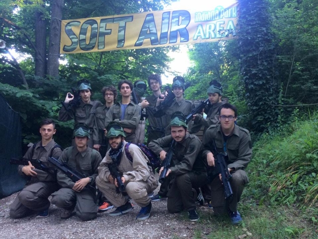  un grupo de amigos en el área de airsoft 