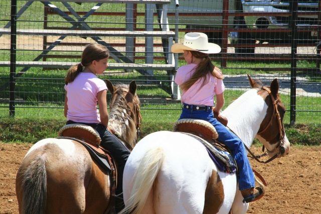  Niñas a caballo 