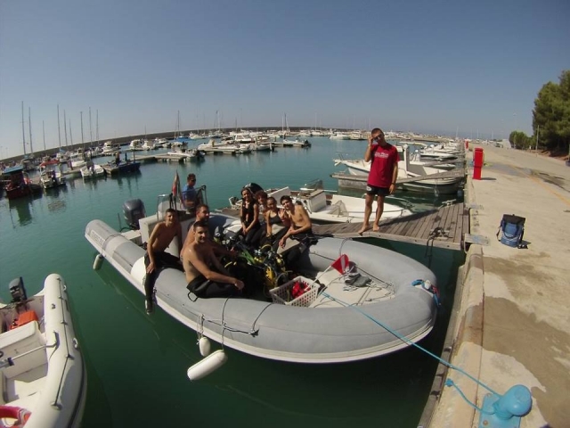  Lancha auxiliar en el puerto 