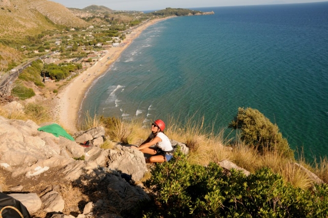  Escalada con panorama de fondo 