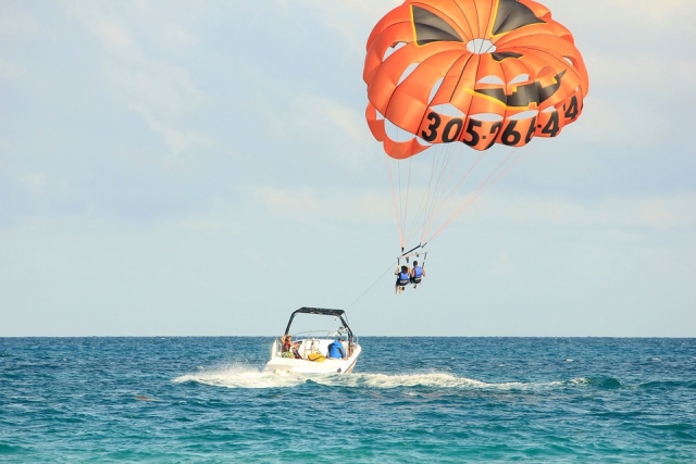  Disfruta del parasailing