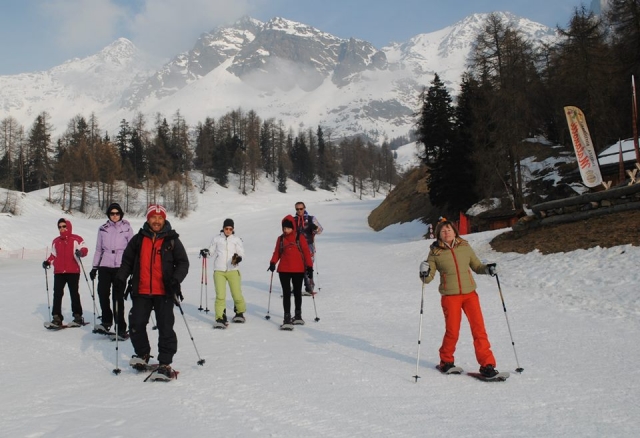  Raquetas de nieve en grupo 