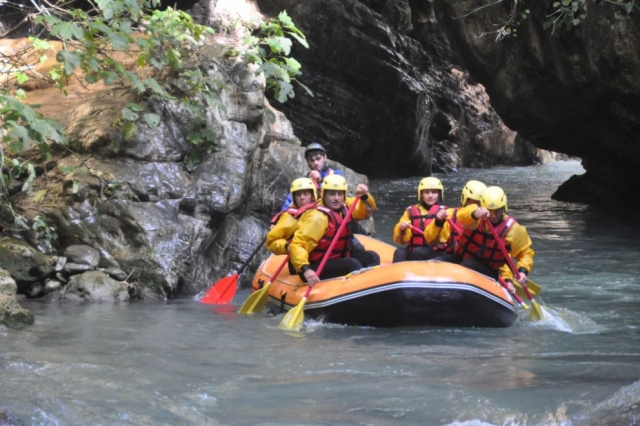  Deslizamiento entre las rocas 